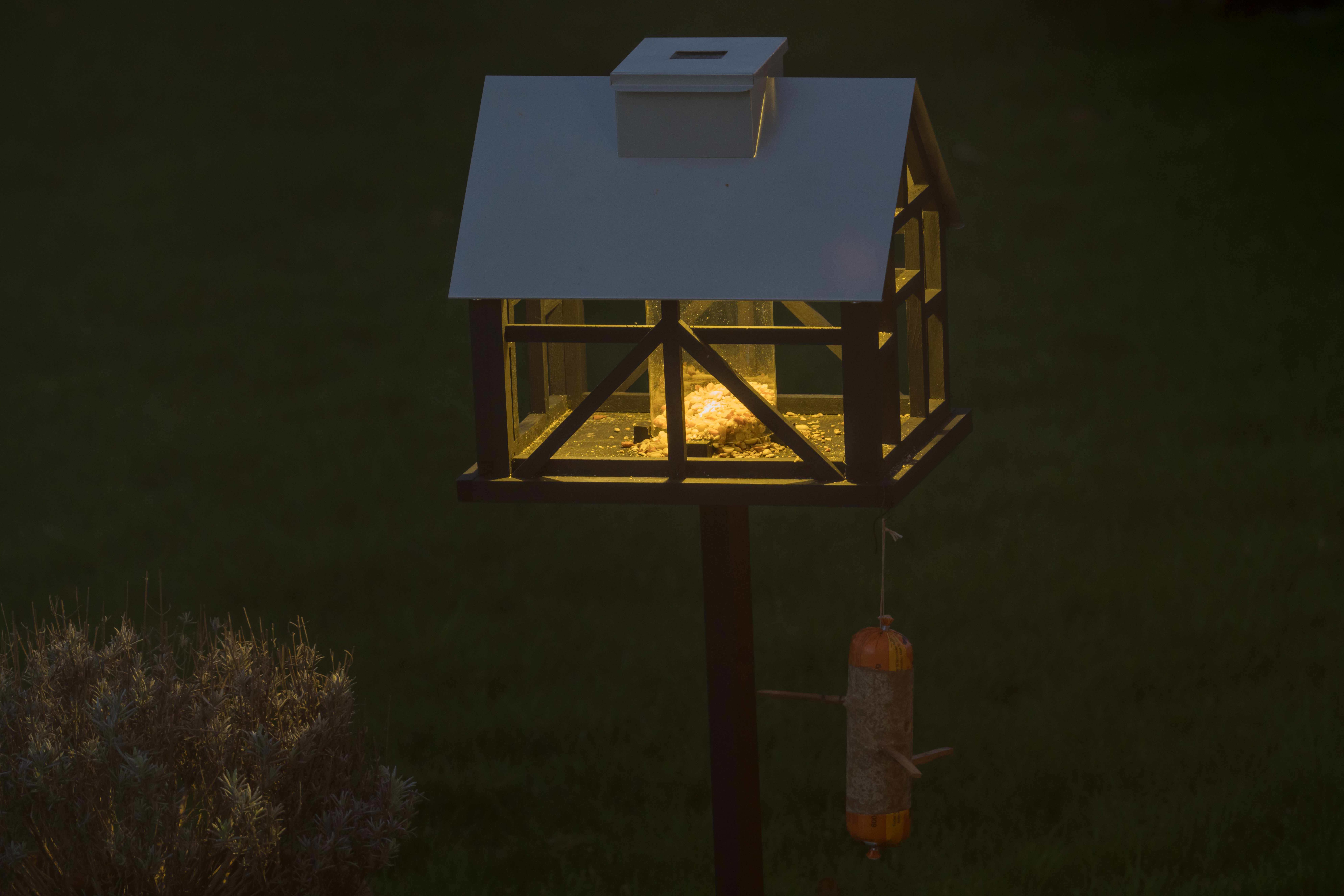 Vogelfutterhaus Fachwerk mit Solarbeleuchtung *online exklusive*