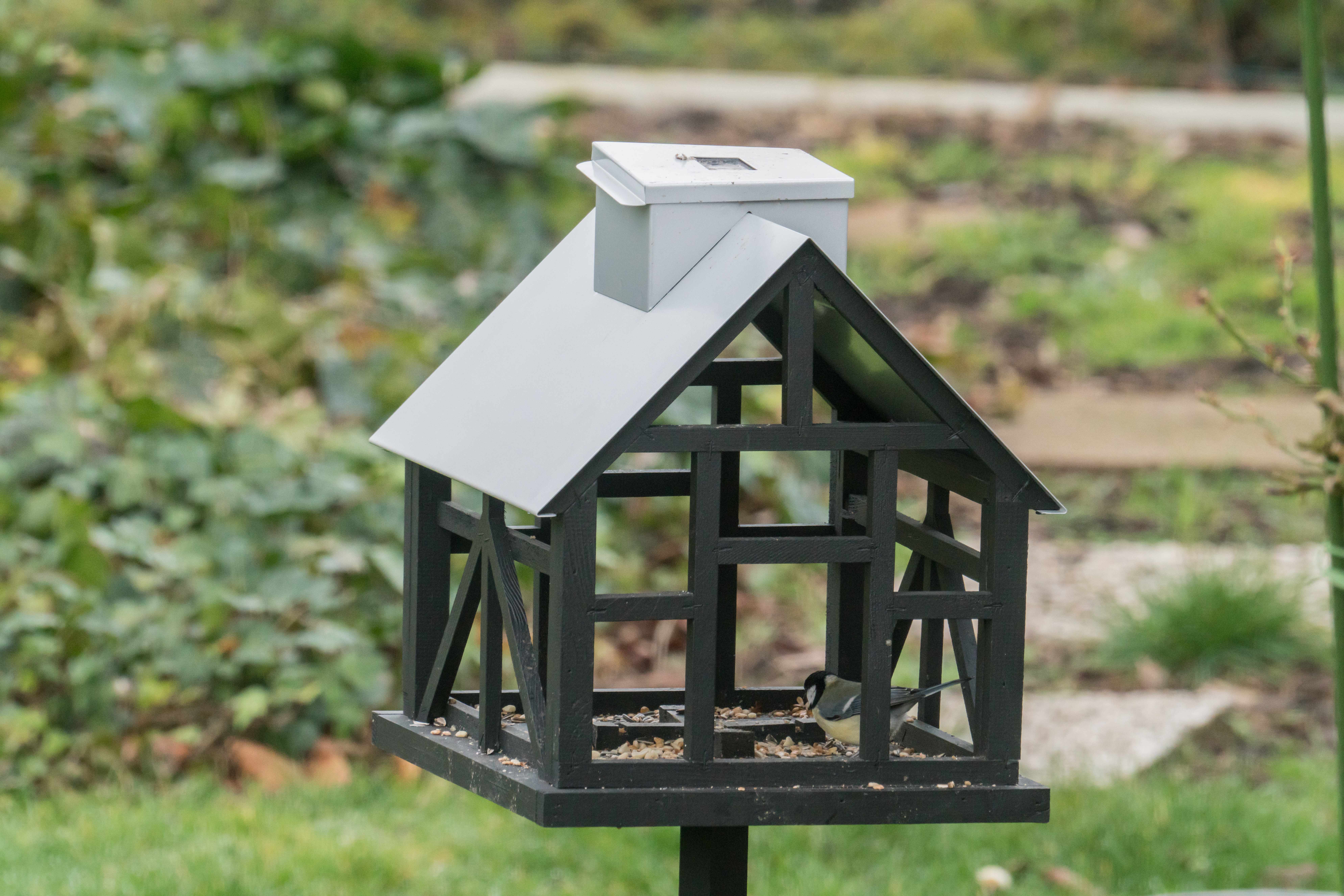 Vogelfutterhaus Fachwerk mit Solarbeleuchtung *online exklusive*